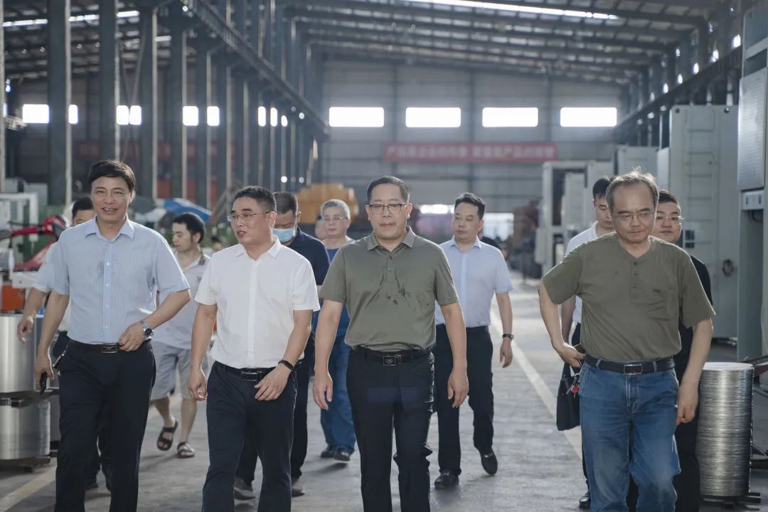 衡東縣縣委副書記、縣長(zhǎng)對(duì)朝陽集團(tuán)自動(dòng)化生產(chǎn)線進(jìn)行視察